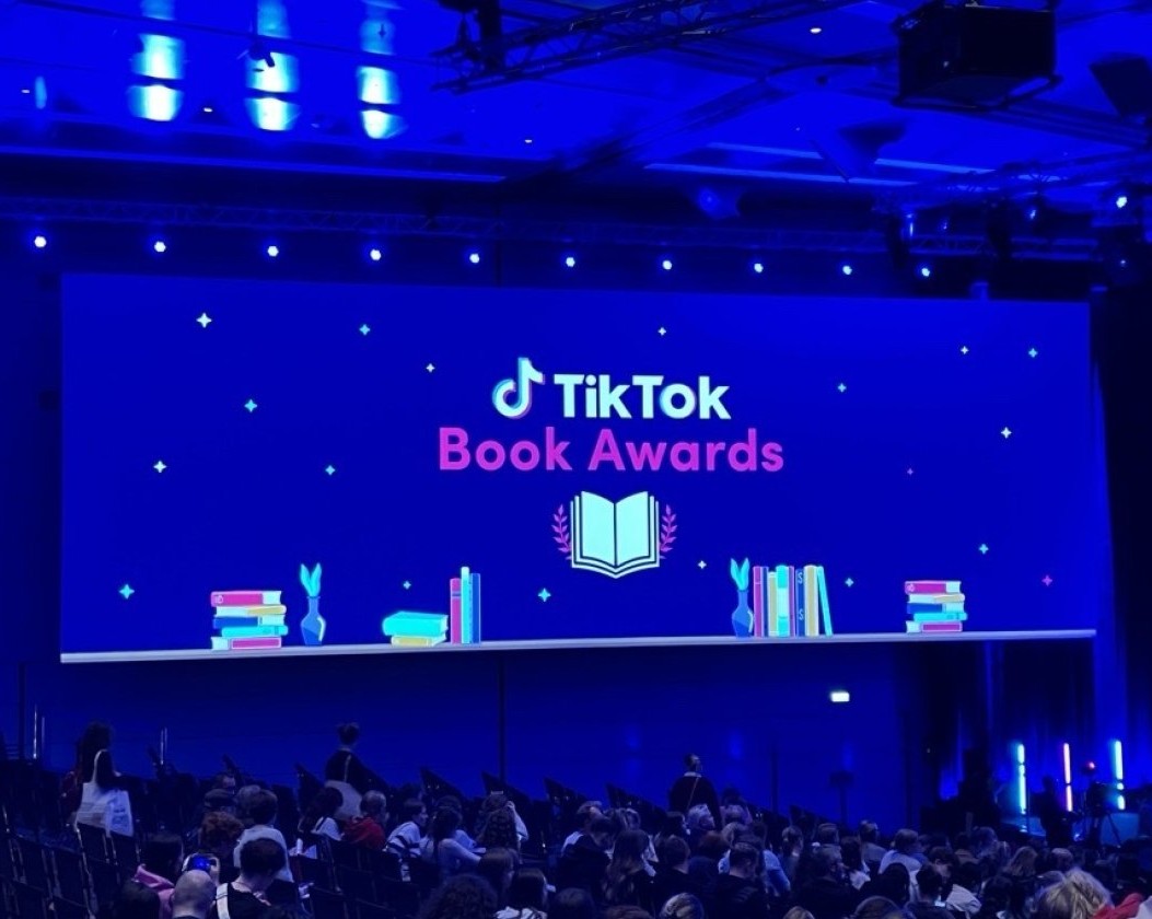 Bildschirm mit der Aufschrift TikTok Book Awards bei einer Verleihung.