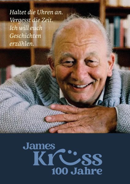 James Krüss vor einem Bücherregal mit dem Zitat "Haltet die Uhren an. Vergesst die Zeit. Ich will euch Geschichten erzählen.".