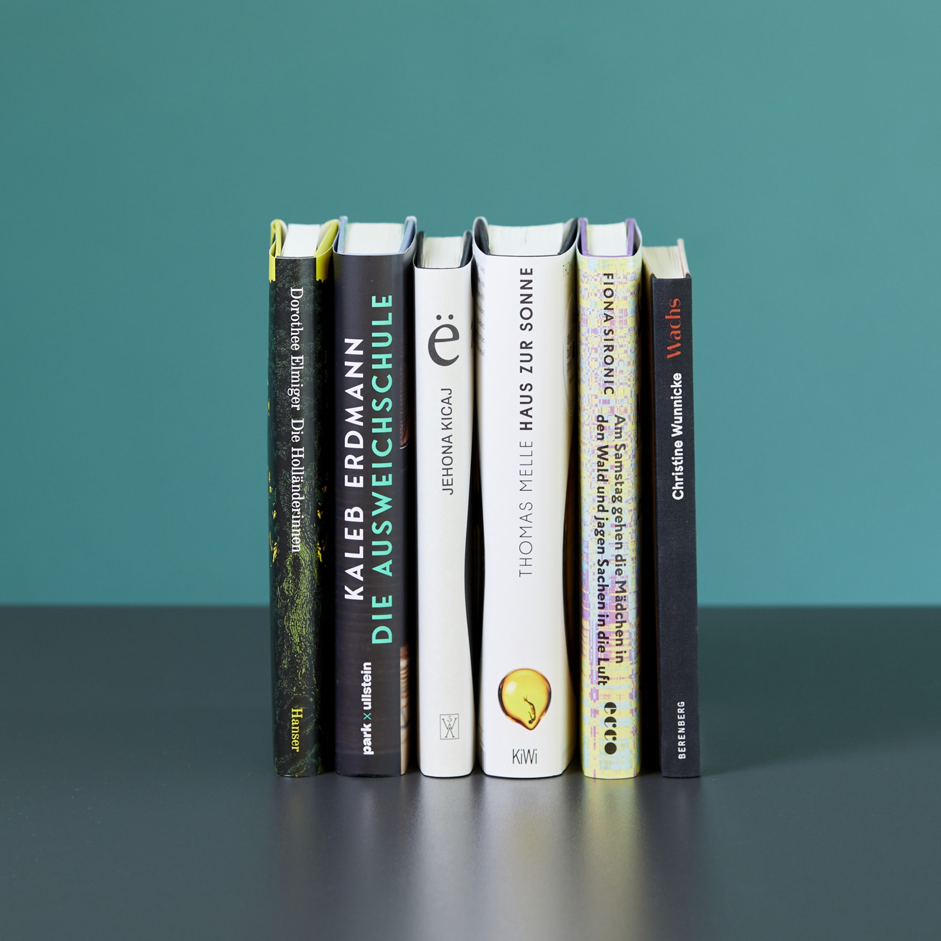 Die sechs Buchrücken der Shortlist des Deutschen Buchpreis 2025 nebeneinander stehend.